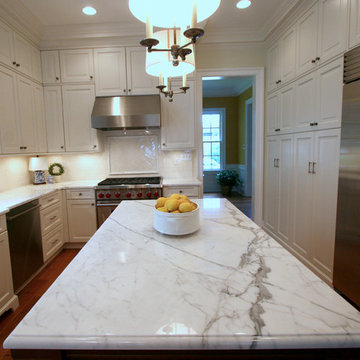 Eat in Kitchen Maximizes Both Storage and Entertainment Space