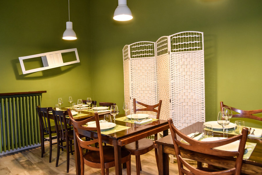 Relooking di ristorante rustico-chic verde oliva
