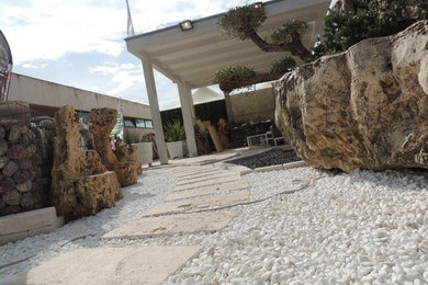 Esempio di un piccolo giardino formale minimalista dietro casa in estate
