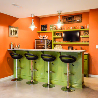 カンザスシティの中サイズのモダンスタイルのおしゃれなウェットバー (シェーカースタイル扉のキャビネット、緑のキャビネット、コンクリートカウンター、オレンジのキッチンパネル、コンクリートの床) の写真