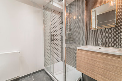 グルノーブルにあるミッドセンチュリースタイルのおしゃれな浴室の写真
