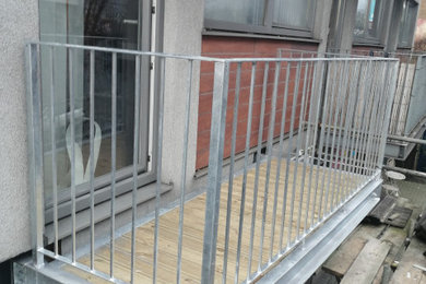 На фото: балкон и лоджия среднего размера в стиле модернизм с металлическими перилами в квартире