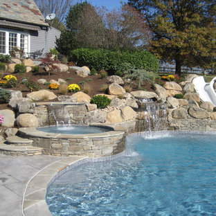 フィラデルフィアの大きいオーダーメイドコンテンポラリースタイルのおしゃれなプール (ウォータースライダー、コンクリート敷き	) の写真