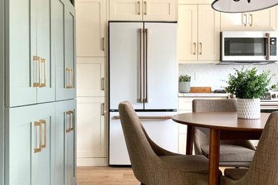 Kitchen - transitional kitchen idea in Toronto