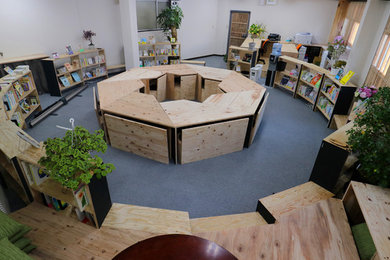 Exemple d'un petit bureau craftsman de type studio avec un bureau indépendant.