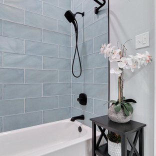 Diseño de cuarto de baño bohemio, de tamaño medio, con armarios con paneles empotrados, puertas de armario azules, ducha empotrada, baldosas y/o azulejos azules, suelo de baldosas de cerámica, lavabo bajoencimera, encimera de cuarcita, suelo multicolor, ducha con cortina y encimeras blancas