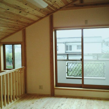 大屋根の下に広がる吹き抜けと、薪ストーブがある家