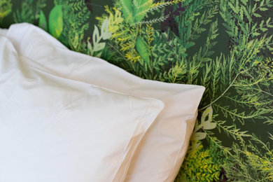 Foto de dormitorio actual con paredes verdes y papel pintado