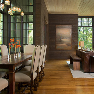 シャーロットの広いLDKの画像 (茶色い壁、淡色無垢フローリング、茶色い床)