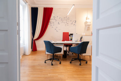 Idées déco pour un très grand bureau classique.