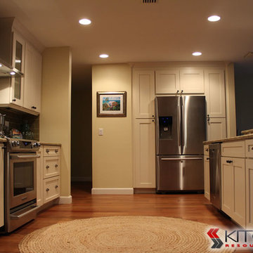 Kitchen using Shaker II Maple Antique White Cabinets