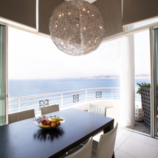 ニースの中サイズのモダンスタイルのLDKの画像 (白い壁、セラミックタイルの床、白い床)