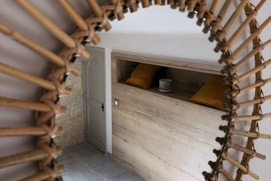 Idées déco pour un petit escalier éclectique.