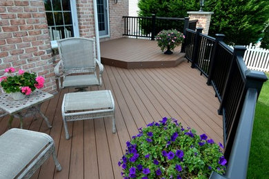 Inspiration for a timeless backyard deck remodel in Philadelphia