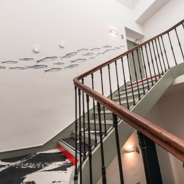 Décoration de l'escalier de l'hôtel Ibis Styles Marseille vieux port
