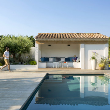 Aménagement extérieur en bois exotique, Pergola, Plage piscine, et mobilier.