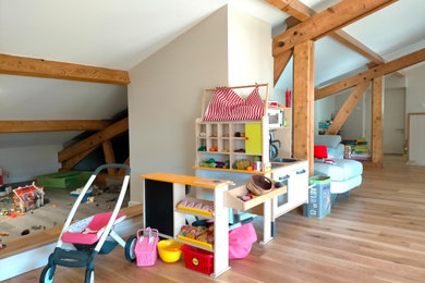 Aménagement d'une grande chambre d'enfant moderne.
