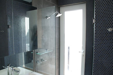 This is an example of a contemporary bathroom in Adelaide.
