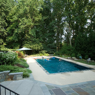 Idee per un patio o portico chic di medie dimensioni e dietro casa con graniglia di granito e nessuna copertura