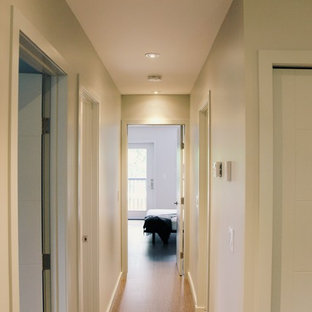 Foto di un ingresso o corridoio moderno di medie dimensioni con pareti grigie e pavimento in sughero