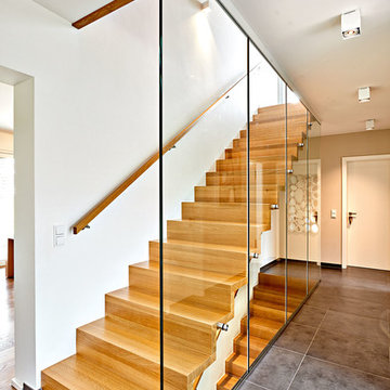 Faltwerktreppen mit Verglasungen über drei Etagen