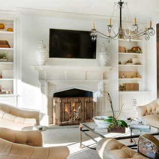 Großes, Offenes Mediterranes Wohnzimmer mit beiger Wandfarbe, Kalkstein, Kamin, Kaminsims aus Stein und Wand-TV in Sonstige