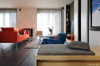 Idée de décoration pour un grand salon design ouvert avec une salle de réception, un mur beige, parquet foncé, un téléviseur fixé au mur et un sol noir.