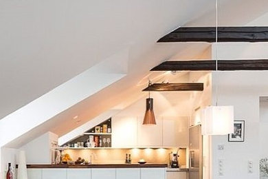 Esempio di una cucina design di medie dimensioni con lavello integrato, ante a filo, ante bianche, top in quarzite, paraspruzzi beige, paraspruzzi in gres porcellanato, elettrodomestici da incasso, pavimento in gres porcellanato, pavimento marrone e top multicolore