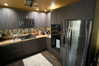 Kitchen - mid-sized contemporary kitchen idea in Philadelphia