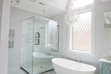 Example of a classic bathroom design in Dallas