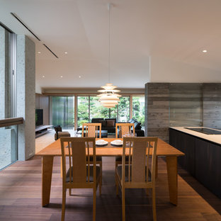 東京都下のアジアンスタイルのおしゃれなLDK (グレーの壁、濃色無垢フローリング、暖炉なし) の写真