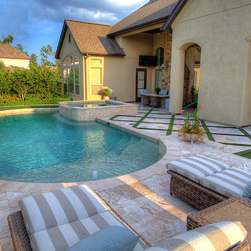Lovely pool with Putting Green