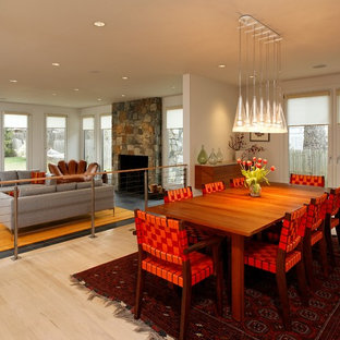 ワシントンD.C.の中サイズのコンテンポラリースタイルのLDKの画像 (白い壁、淡色無垢フローリング、ベージュの床、両方向型暖炉、木材の暖炉まわり)