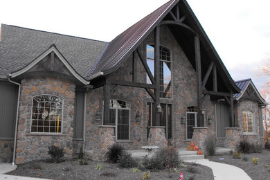 Example of an exterior home design in Columbus