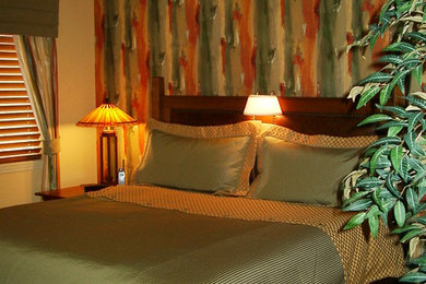 デンバーにあるトラディショナルスタイルのおしゃれな主寝室 (緑の壁、カーペット敷き) のインテリア