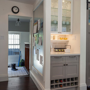 На фото: с высоким бюджетом п-образные кухни среднего размера в стиле фьюжн с кладовкой, раковиной в стиле кантри, фасадами в стиле шейкер, серыми фасадами, столешницей из кварцевого композита, серым фартуком, фартуком из керамической плитки, техникой из нержавеющей стали, темным паркетным полом и полуостровом