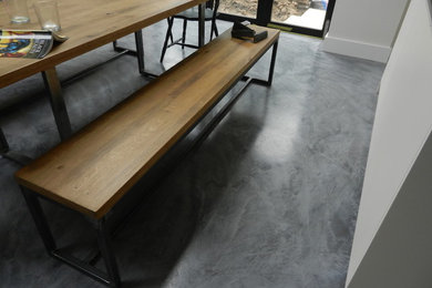Immagine di una cucina industriale di medie dimensioni con pavimento in cemento e pavimento grigio