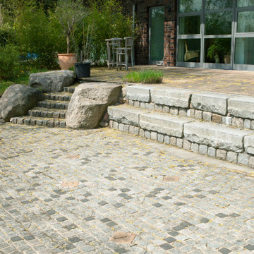 Mauer, Pflaster und Stufen aus Granitmix