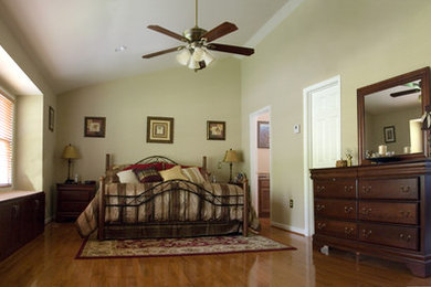 Example of a classic bedroom design in Baltimore