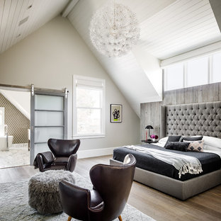 Foto de dormitorio tradicional renovado con paredes grises y suelo de madera clara