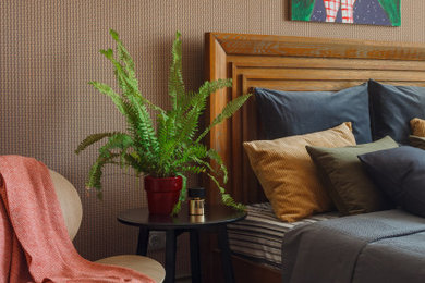 Источник вдохновения для домашнего уюта: хозяйская спальня среднего размера с коричневыми стенами, коричневым полом, многоуровневым потолком, обоями на стенах и акцентной стеной