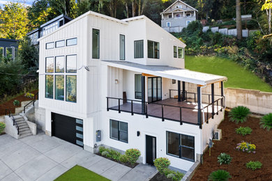 Modelo de fachada de casa blanca y negra moderna grande de tres plantas con revestimiento de aglomerado de cemento, tejado de un solo tendido, tejado de varios materiales y panel y listón