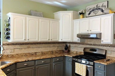 Kitchen - traditional kitchen idea in New York