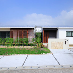他の地域のモダンスタイルのおしゃれな白い家 (戸建) の写真