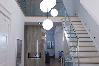 Example of a minimalist entryway design in Toronto