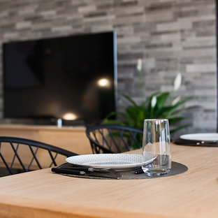 ナンシーの広いコンテンポラリースタイルのLDKの画像 (グレーの壁、クッションフロア、暖炉なし、ベージュの床)