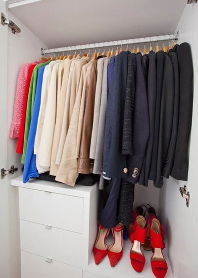 Modern Closet by In The Closet