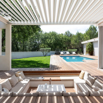 Pergola bioclimatique, terrasse et plage piscine en bois exotique.