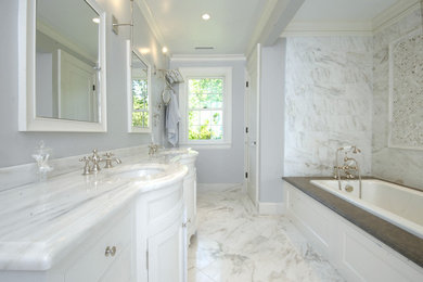Example of a classic bathroom design in New York