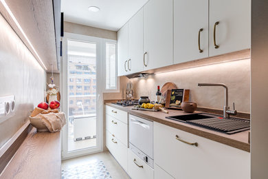 Ejemplo de cocina alargada y blanca y madera rústica pequeña cerrada con fregadero de un seno, puertas de armario blancas, encimera de madera, salpicadero beige, electrodomésticos blancos, encimeras marrones y barras de cocina